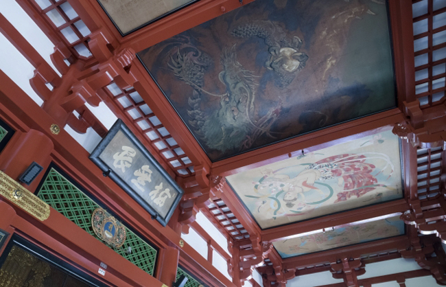 本堂の外陣に描かれた３つの天井絵