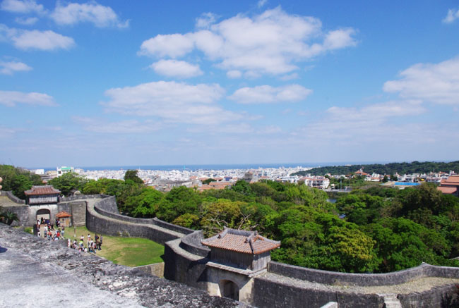 広場から展望できる沖縄の絶景