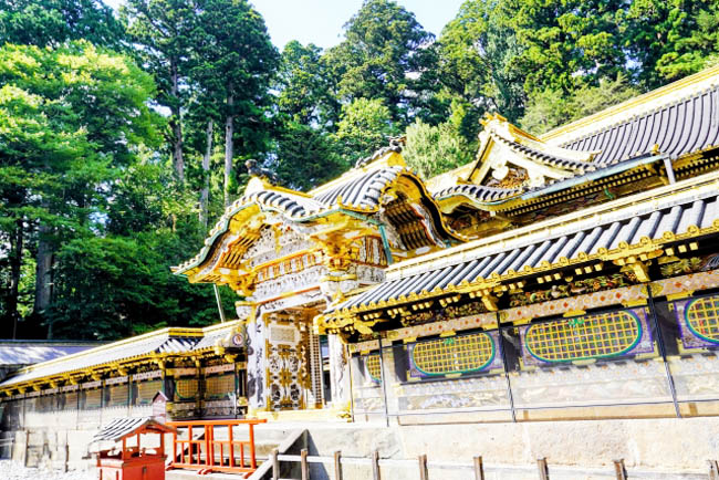 国宝の唐門と御神体を祀る【御本社】
